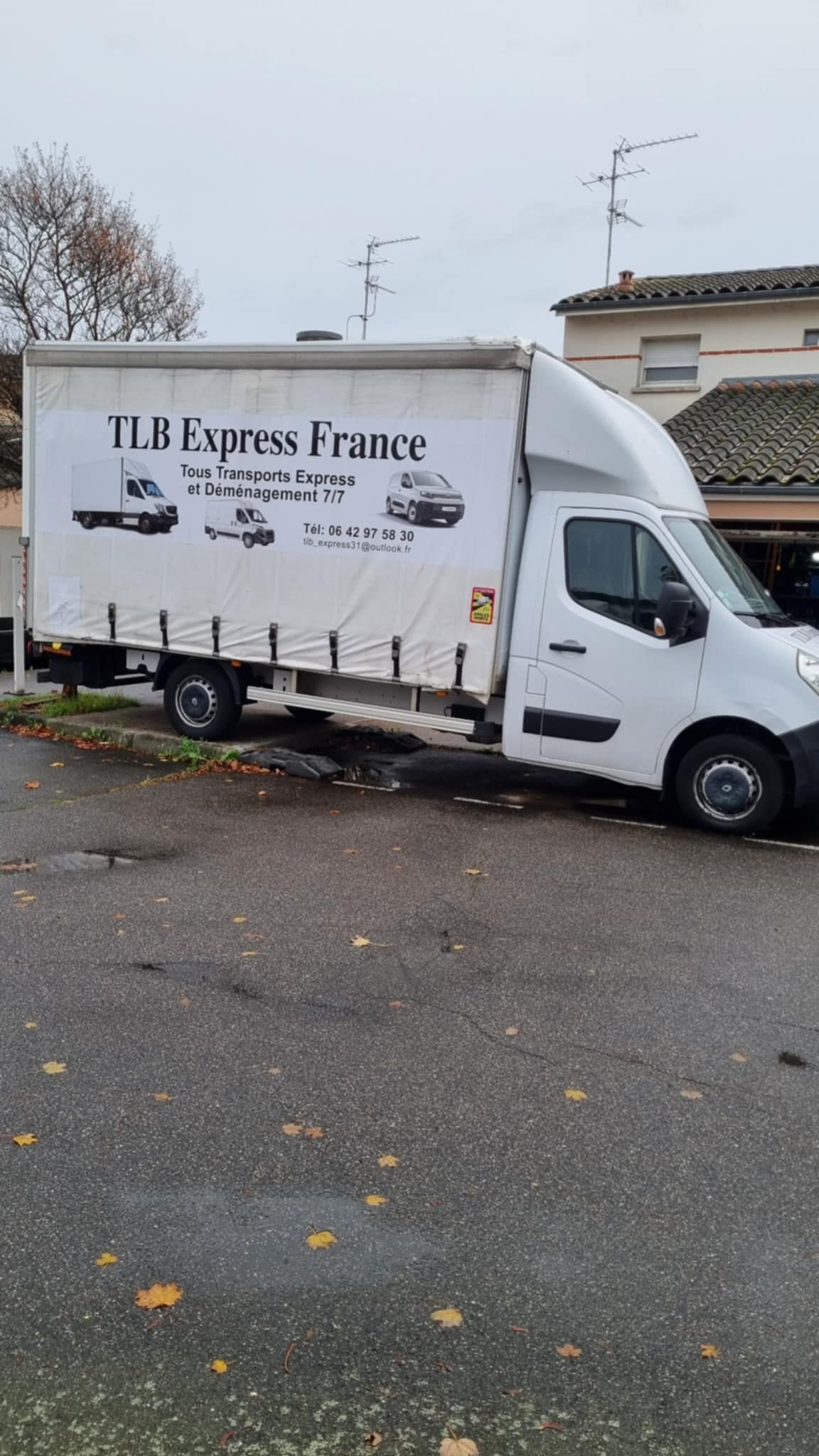 Camion TLB Express France vu de cote